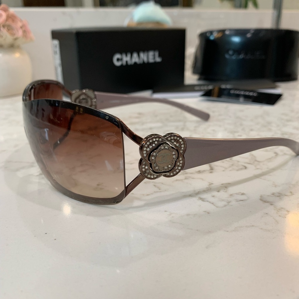 Chanel Camelia Vintage Sunglasses with original Box, Case etc.